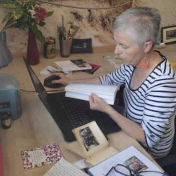 Photo-Bureau-Valerie Pousset-Ecrivain public-Rennes Valérie Pousset en train d'écrire une biographie