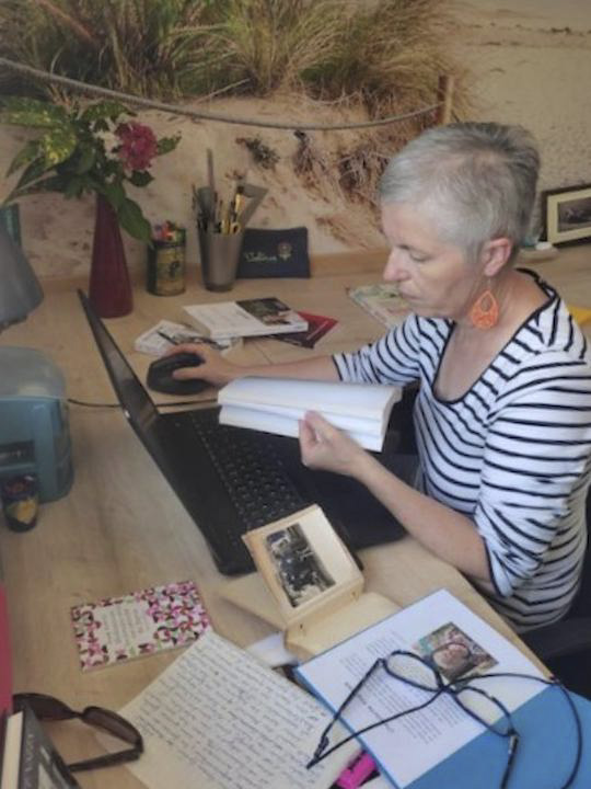 Valérie Pousset en train d'écrire une biographie