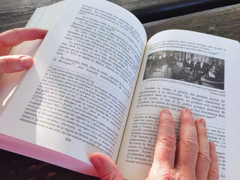 Photo-Lecture-Valerie-Pousset-Ecrivainbiographe-Rennes Photo d'une main feuilletant un livre