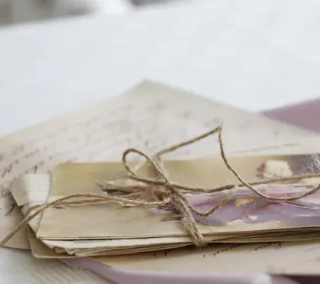 Photo-lettres-lienenraphia-valeriepousset-ecrivainbiographe-Rennes Des lettres manuscrites entourées d'un fil de raphia