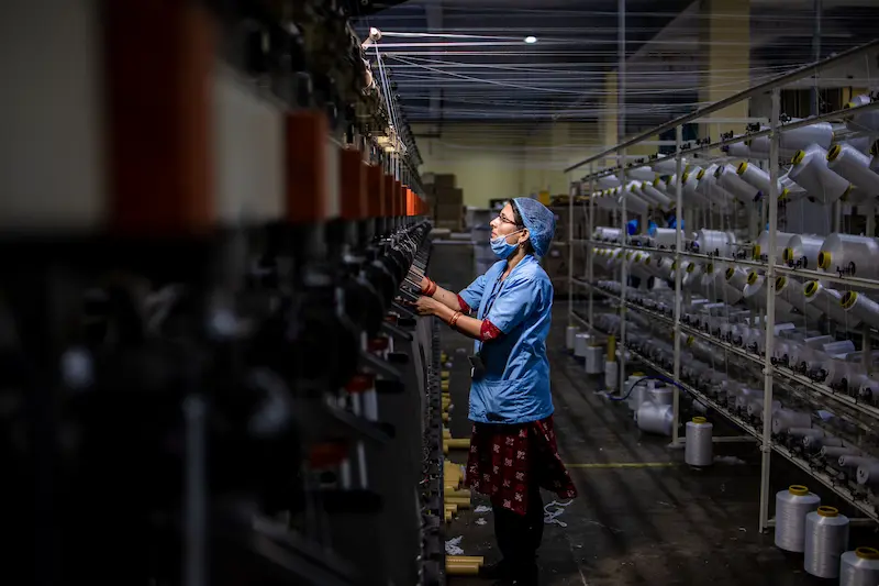 Photo d'une femme travaillant à l'usine