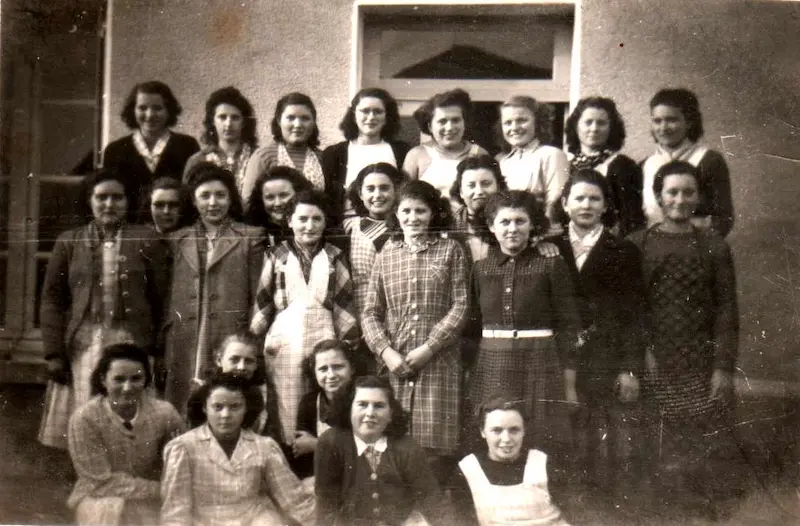 Photo d'un groupe de femmes des années 50 en Bretagne