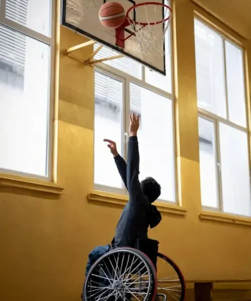Photo-hommehandicapé-jouantaubasket-valeriepousset-ecrivainbiographe-Rennes Photo d'un homme en fauteuil roulant jouant au basket
