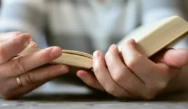 Photo de mains sur un livre ouvert