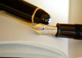 Photo un stylo décapuchonné sur une page blanche